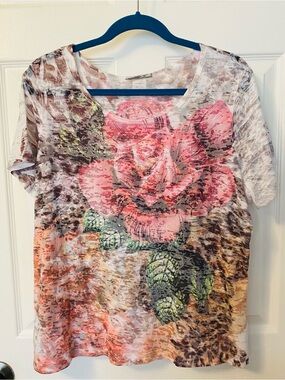 Lightweight floral short sleeve top by Only 9.
Lots similar listed. Bundle!